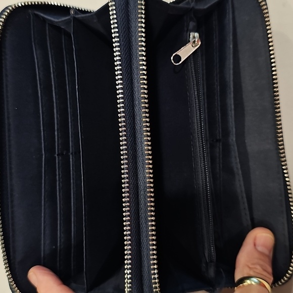 Tommy Hilfiger Blue Wallet with Red and White Stripe - Picture 4 of 6